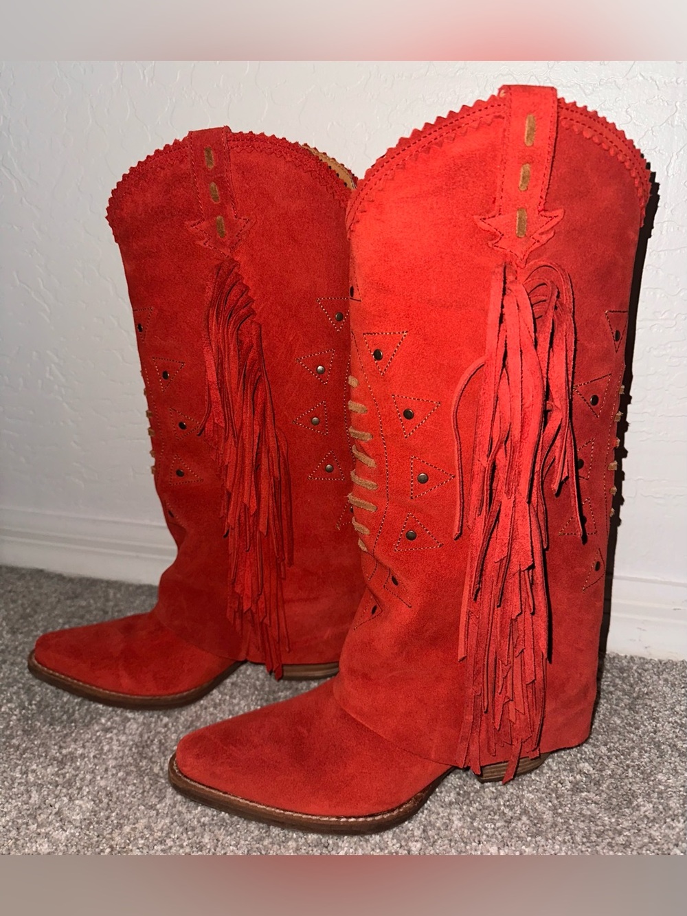 NWOT- floor sample. Dingo Spirit Trail Red Suede Fringe Western Boots Sz 6.
